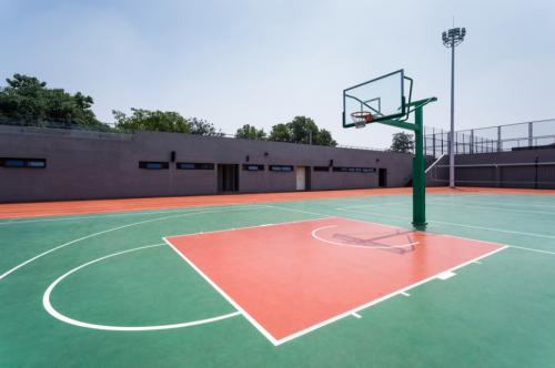 篮球场地